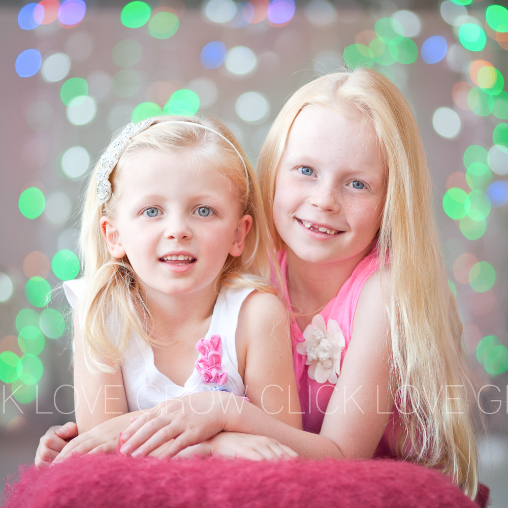  sisters posing for christmas light bokeh tutorial