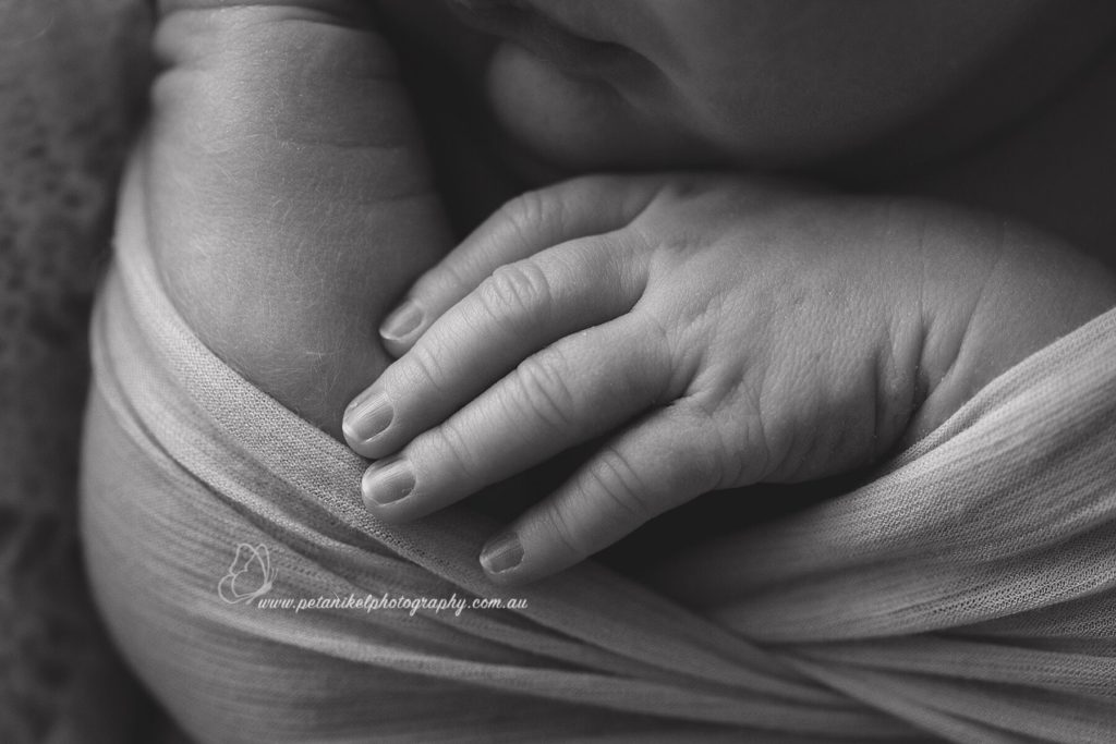 newborn baby’s fingers image using dedicated macro lens