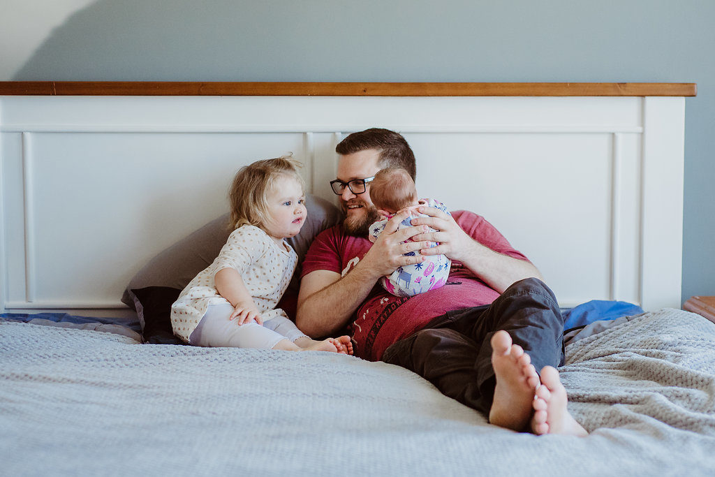father with newborn and toddler photography