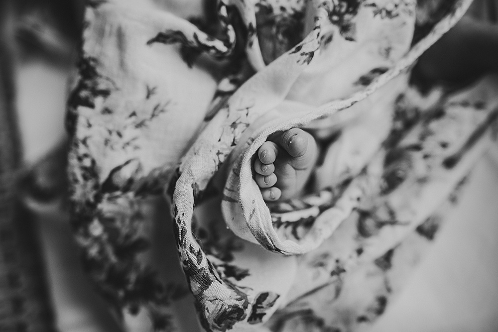 capture details of little baby’s foot