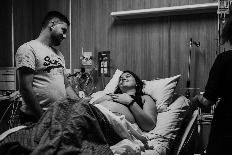 couple in hospital before giving birth