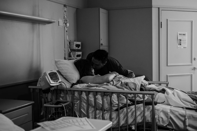 husband and wife in the hospital room kissing