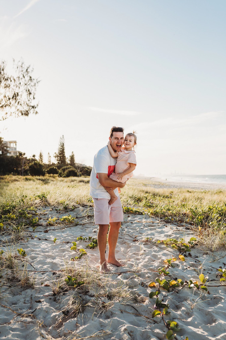 family picture ideas of father and daughter at the beach