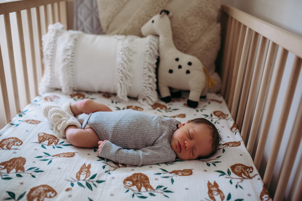 diy newborn pictures of baby sleeping inside crib