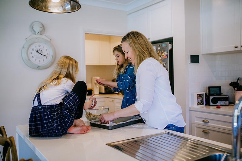  learn what is lifestyle photography of family cooking together