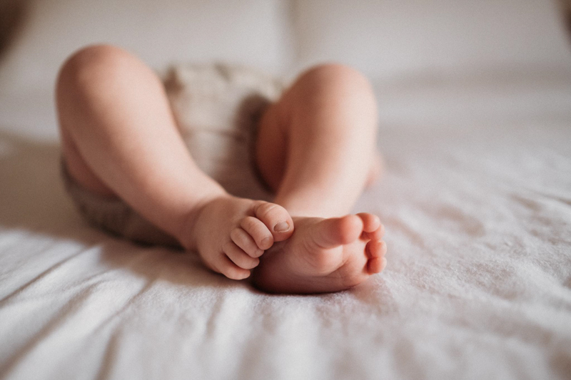 diy newborn photography of baby’s feet