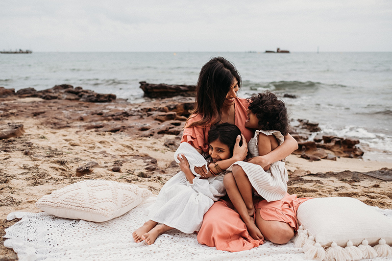 madre con sus hijas en la playa