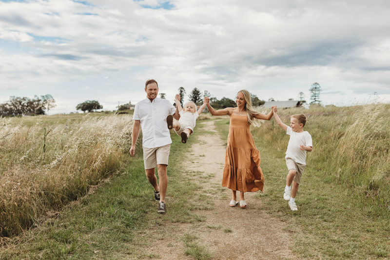 candid family photo ideas outdoors