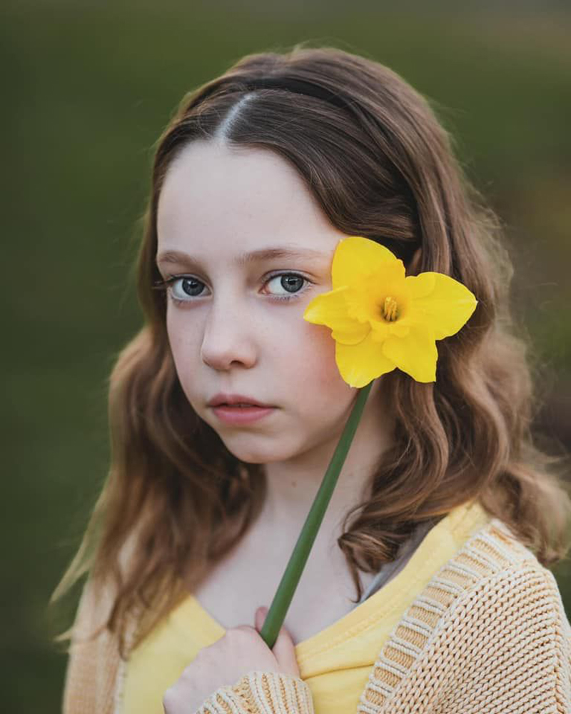 portrait girl yellow daffodil